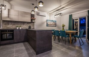 Réfrigérateur, un four, cafetiÚre-théiÚre