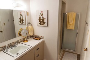 Dusche, Haartrockner, Handtücher, Seife