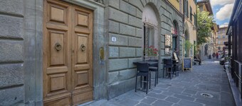 THE FLORENCE POSTCARD


