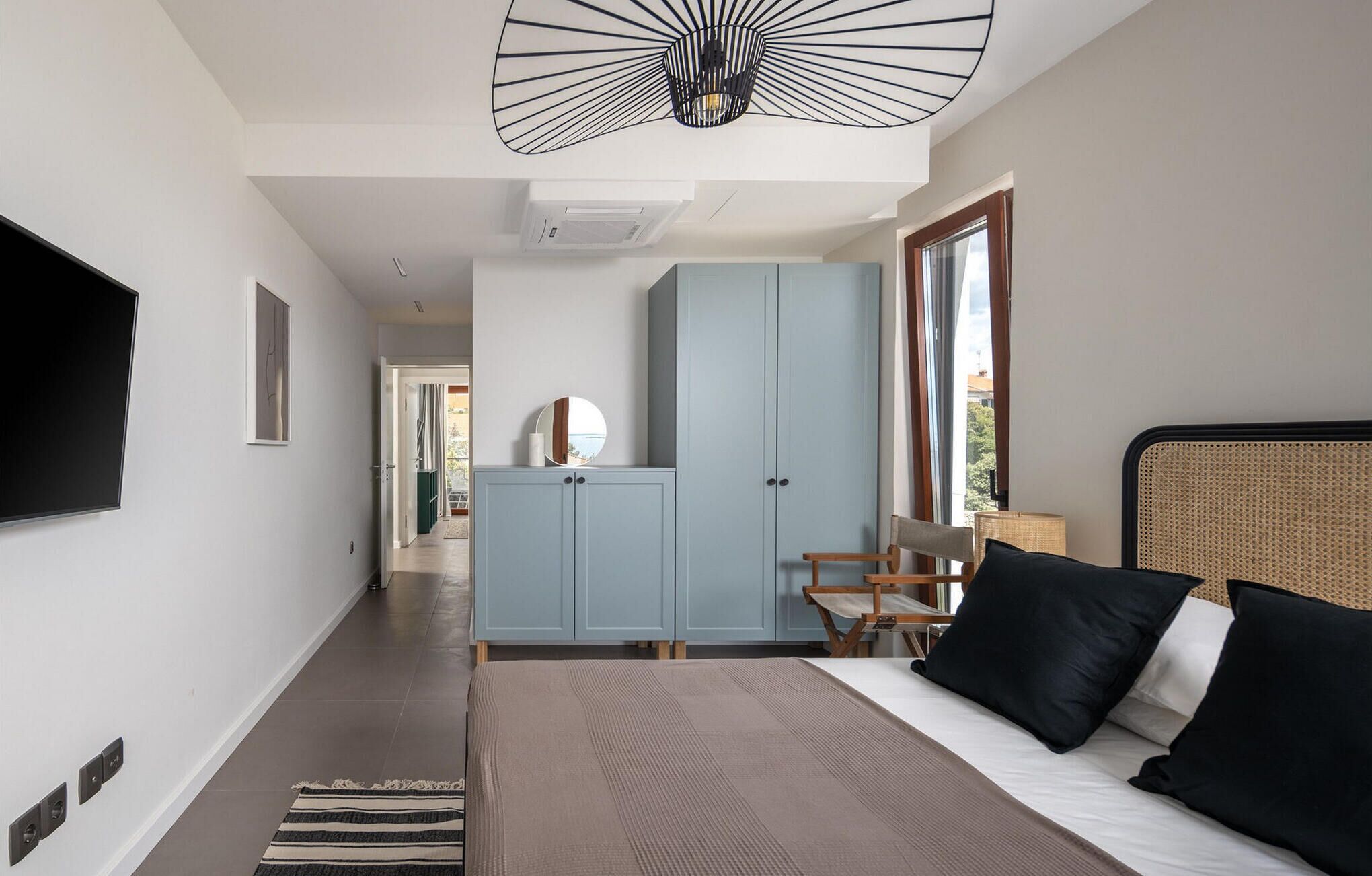 Une chambre à coucher avec un lit, un bureau et une armoire.