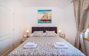 6 bedrooms, travel crib, free WiFi, bed sheets
