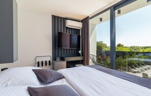 4 間睡房、可攜式嬰兒床、免費 Wi-Fi、床單