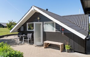 Outdoor dining - Awesome home in Hejls with WiFi (Hejls)