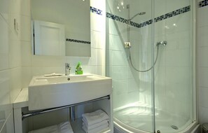 Bathtub - 4 bedroom nice home in Butkovici (Butkovici)