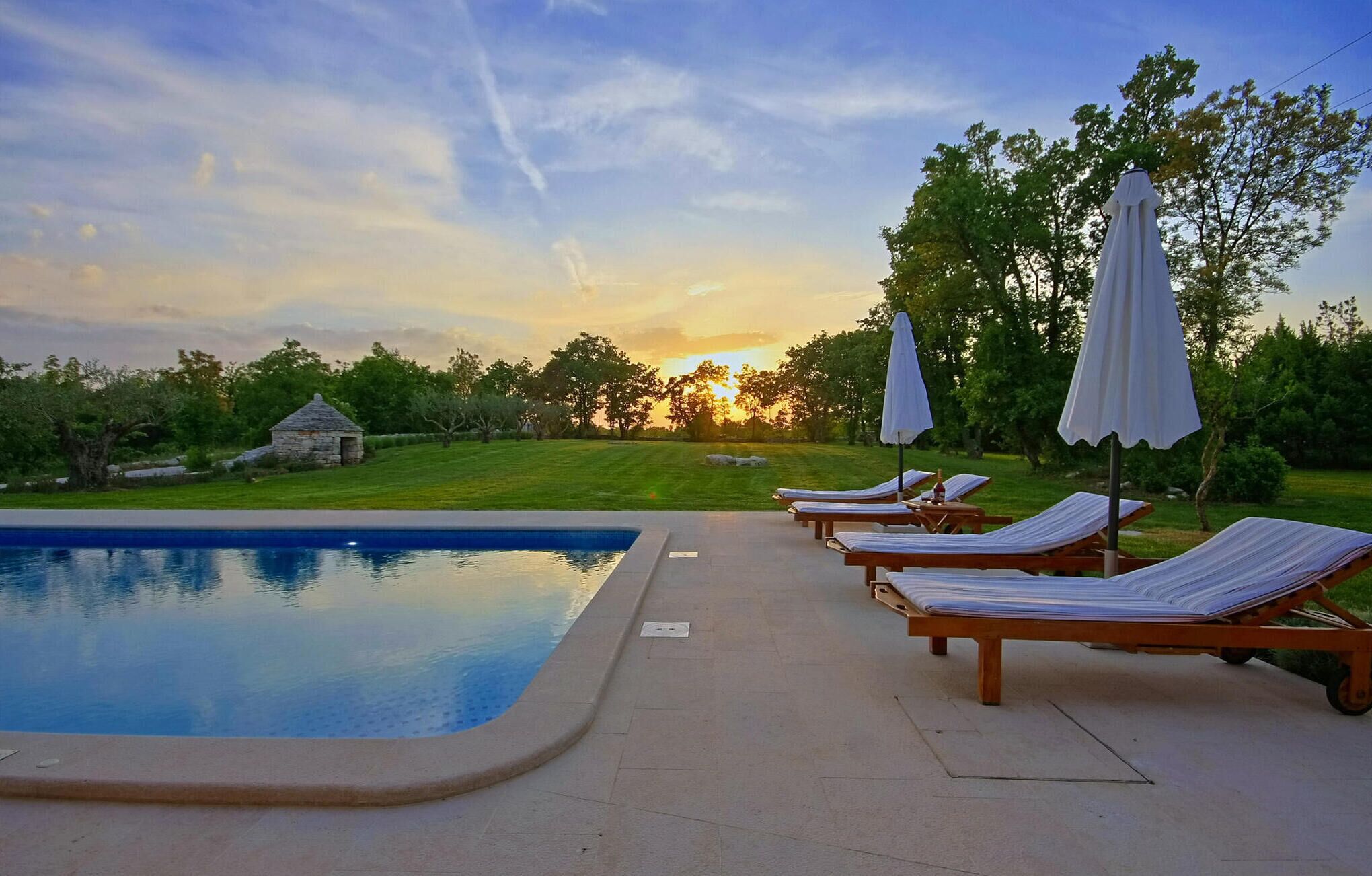 Lämmitetty uima-allas