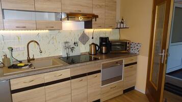 Kühlschrank, Geschirrspüler, Wasserkocher mit Kaffee-/Teezubehör