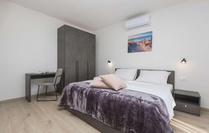 3 bedrooms, free WiFi, bed sheets - 3 bedroom beautiful home in Labin (Labin)