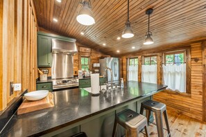 Køleskab, mikrobølgeovn, kogeplade, opvaskemaskine