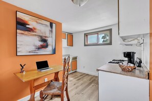Frigorífico, microondas, placa de cocina y lavavajillas