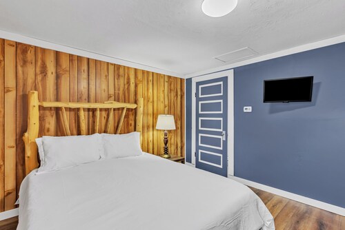 Large Room in Escanaba Motel with Queen Bed, kitchenette and WiFi
