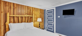 Large Room in Escanaba Motel with Queen Bed, kitchenette and WiFi
