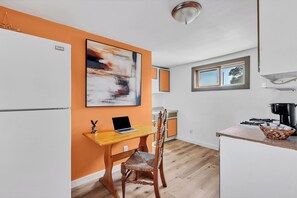 Kjøleskap, mikrobølgeovn, kokeplater og oppvaskmaskin