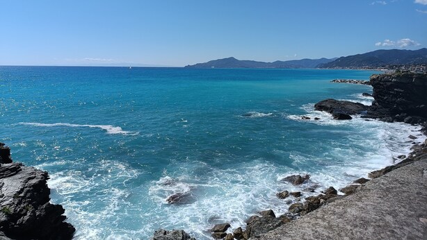 A coastal landscape with clear blue waters, rocky shores, and distant mountains under a clear sky. - Accogliente Appartamento a 3 km da Sestri Levante con Parcheggio Privato (Casarza Ligure)