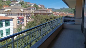 A balcony with a view of a residential area, including houses and greenery. - Accogliente Appartamento a 3 km da Sestri Levante con Parcheggio Privato (Casarza Ligure)