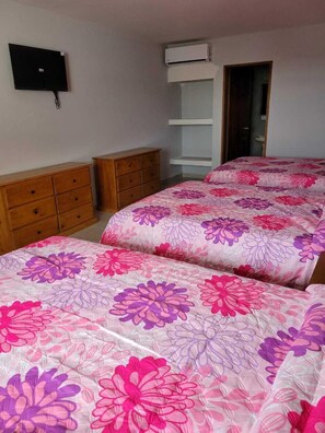 Habitación triple familiar, varias camas | Wifi gratis y ropa de cama