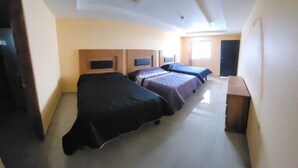 Habitación triple familiar, varias camas