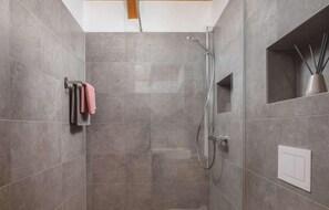 Bathtub, hair dryer - Nice home in Sveti Filip i Jakov (Sveti Filip i Jakov)