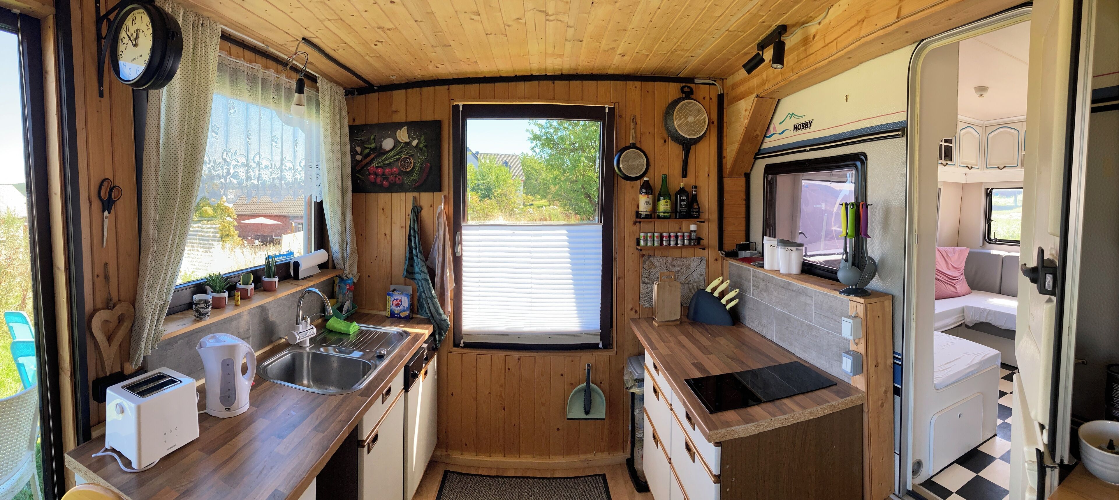 Réfrigérateur, plaque de cuisson, lave-vaisselle, cafetière/bouilloire