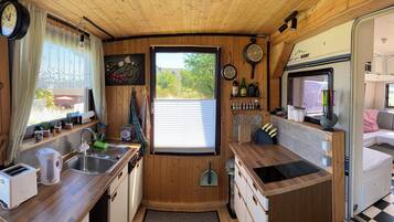 Réfrigérateur, plaque de cuisson, lave-vaisselle, cafetiÚre/bouilloire