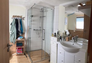 Dusche, Haartrockner, Handtücher, Seife