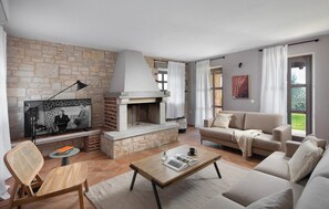 Fernseher, Kamin, Stereoanlage