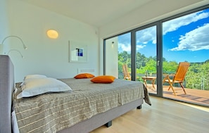 4 bedrooms, travel crib, free WiFi, bed sheets