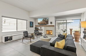 Smart-TV, Kamin, DVD-Player, Bücher