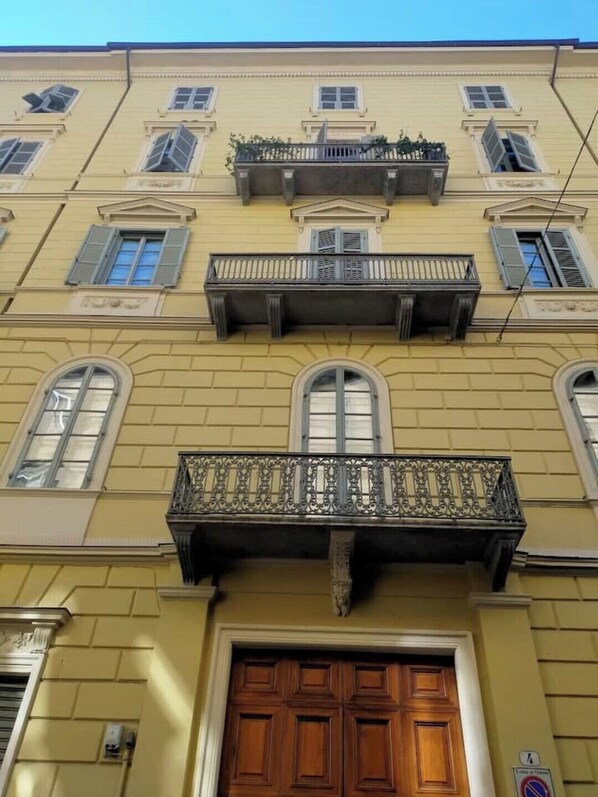 تفاصيل الفندق من الخارج