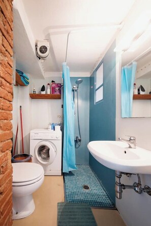 Dusche, Haartrockner, Bidet, Handtücher