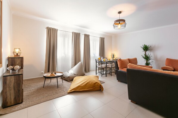 TV - Ferrel Apartment - Central Retreat (Peniche)
