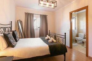 3 bedrooms, iron/ironing board, travel cot, Internet - Ferrel Apartment - Central Retreat (Peniche)