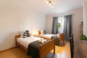 3 bedrooms, iron/ironing board, travel crib, internet