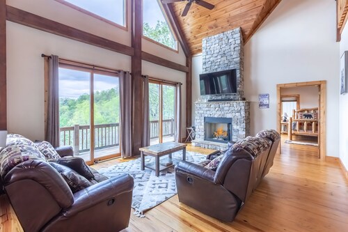 Stunning Views and Hot Tub, at Beary Cozy Cabin