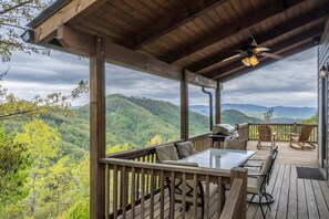 Outdoor dining - Stunning Views and Hot Tub, at Beary Cozy Cabin (Franklin)