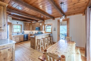 Fridge, microwave, oven, stovetop - Stunning Views and Hot Tub, at Beary Cozy Cabin (Franklin)