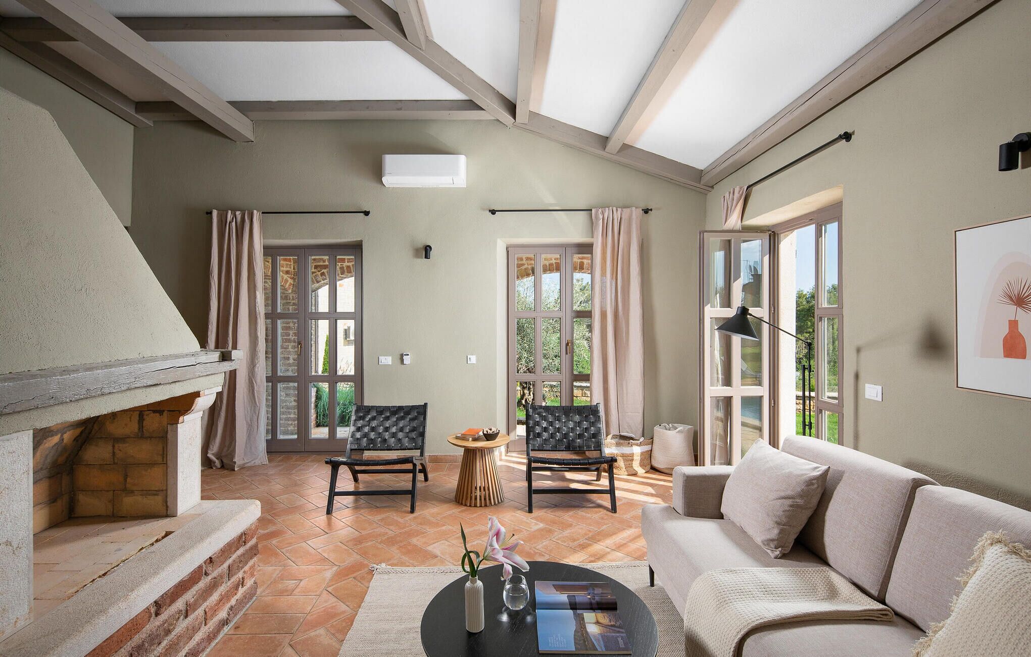 Télévision, cheminée, chaîne hi-fi