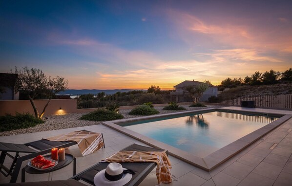 حمّام سباحة مُدفَّأ