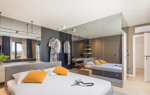 4 bedrooms, travel cot, free WiFi, bed sheets - Cozy home in Sveti Filip i Jakov (Sveti Filip i Jakov)