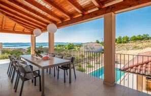 Outdoor dining - Cozy home in Sveti Filip i Jakov (Sveti Filip i Jakov)
