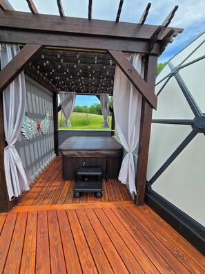 Indoor spa tub