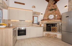 Kjøleskap, ovn, kokeplater og oppvaskmaskin