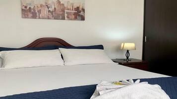 1 kamar tidur, seprai antialergi, dan ruang kerja ramah laptop