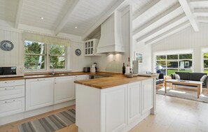 Køleskab, kogeplade, opvaskemaskine, kaffe-/temaskine