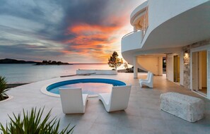 Et oppvarmet basseng