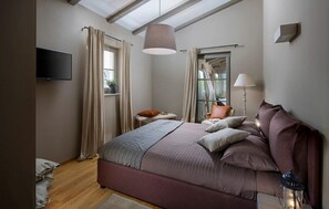 4 bedrooms, travel crib, free WiFi, bed sheets