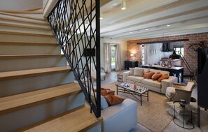 TV, peis, DVD-spiller og bordtennis