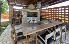 Outdoor dining - Amazing home in Visnjan (Visnjan)