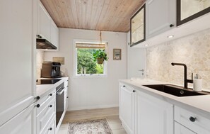 ثلاجة، غسالة أطباق، ماكينة لصنع القهوة/الشاي