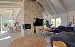 TV, lareira, DVD player, aparelho de som