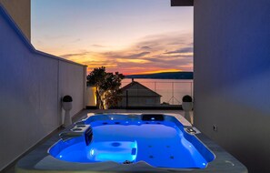 Outdoor spa tub - Nice home in Novigrad with sauna (Novigrad)